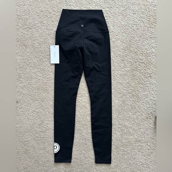 NWT tavi pure barre high waisted 7/8 black leggings circle p logo - Picture 4 of 4